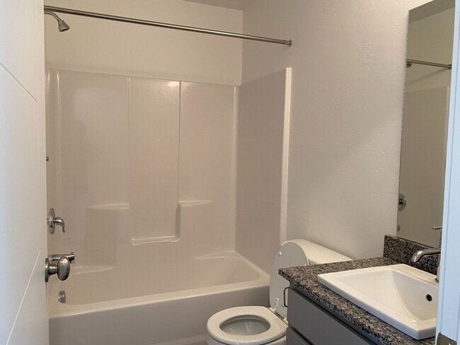 Building Photo - Single Family Home on Riverside.