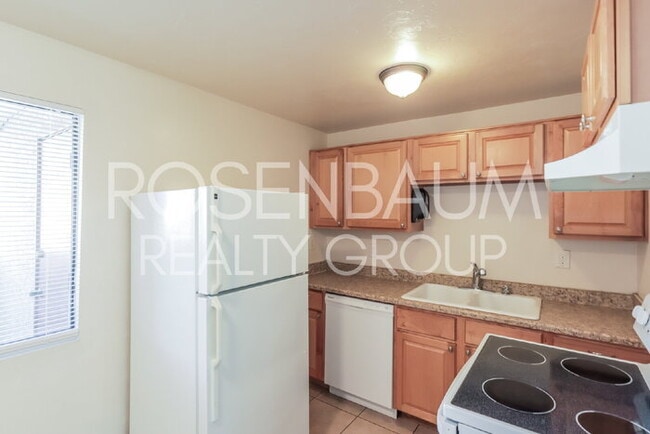 Building Photo - Spacious 1-bed, 1-bath downstairs apartmen...