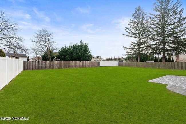 Building Photo - 1 Robin Dr