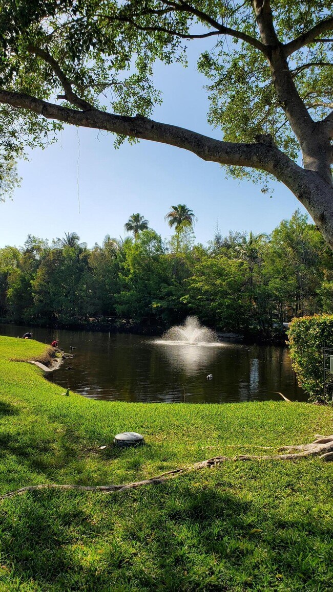 Building Photo - 721 N Pine Island Rd