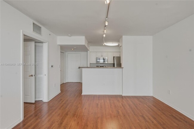 Building Photo - 1155 Brickell Bay Dr