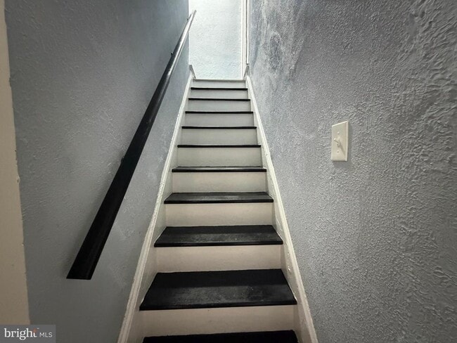 Building Photo - 363 E Airy St