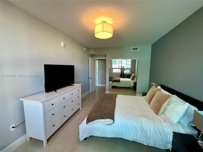 Building Photo - 3250 NE 1st Ave