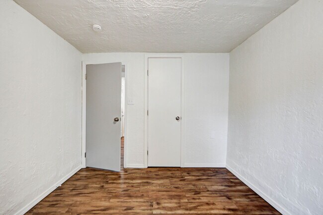 Building Photo - 204 S Stewart Ave