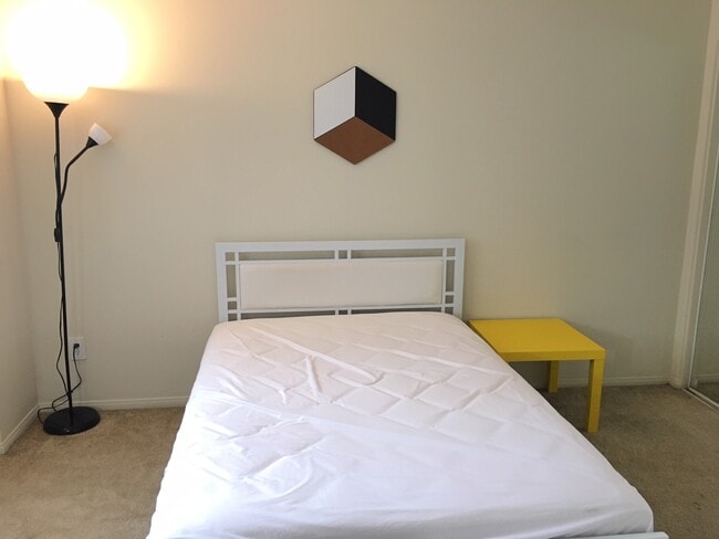 Primary Photo - 1561 S Barrington Ave