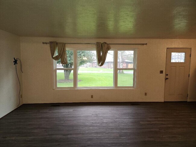 Building Photo - 3 bedroom 1 Bath House on Well