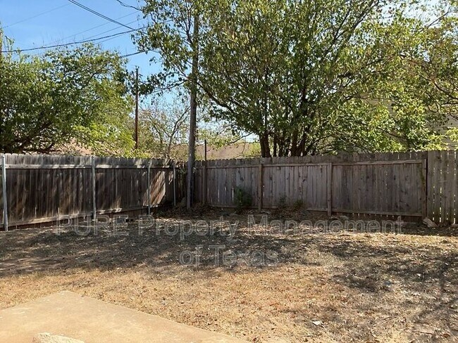 Building Photo - 801 Country Aire Dr