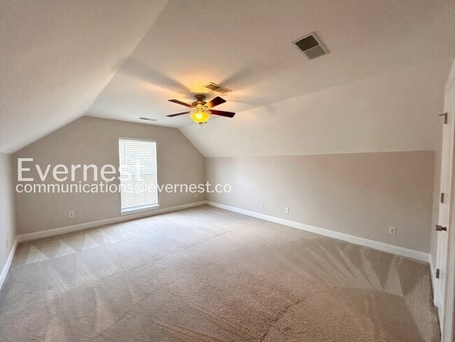 Building Photo - 3-Bed/2-Bath Home with Fireplace and 2-Car Garage/Available Now!