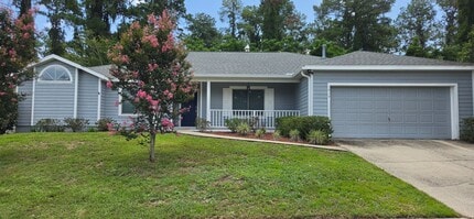 Building Photo - Welcome to this beautiful 4-bedroom, 2-bathroom in Eagle Point