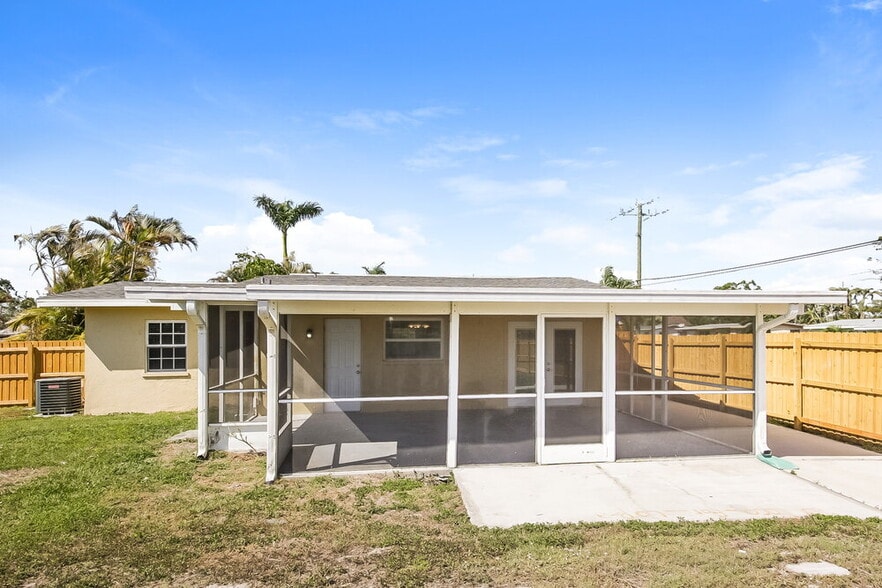 Building Photo - 5 Victoria Dr