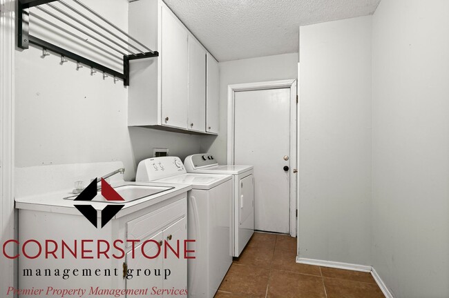Building Photo - 4 Bed / 2 Bath | $2,000/mo | Move-in Ready