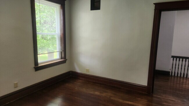 Building Photo - "Spacious 5-Bedroom Gem with 2 Full Baths in St. Louis – Your Ideal Family Home Awaits!"