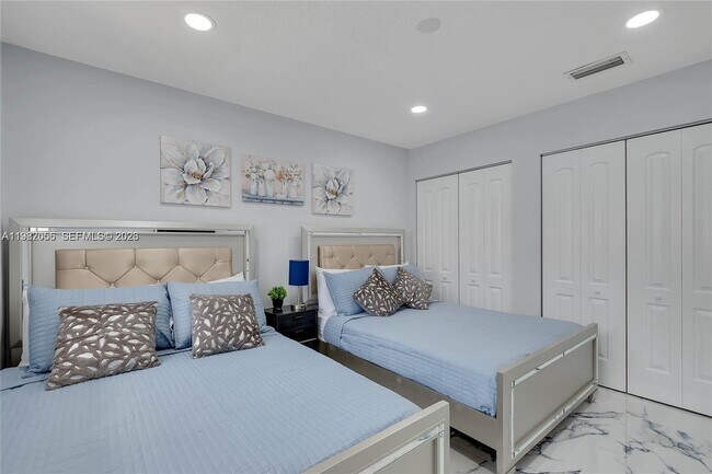 Building Photo - 895 W 39th Pl