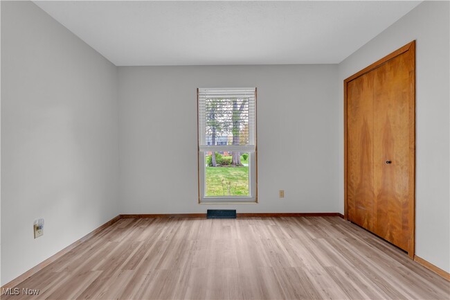 Building Photo - 1021 Larchview Dr