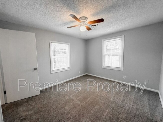 Building Photo - 1027 E Stone St