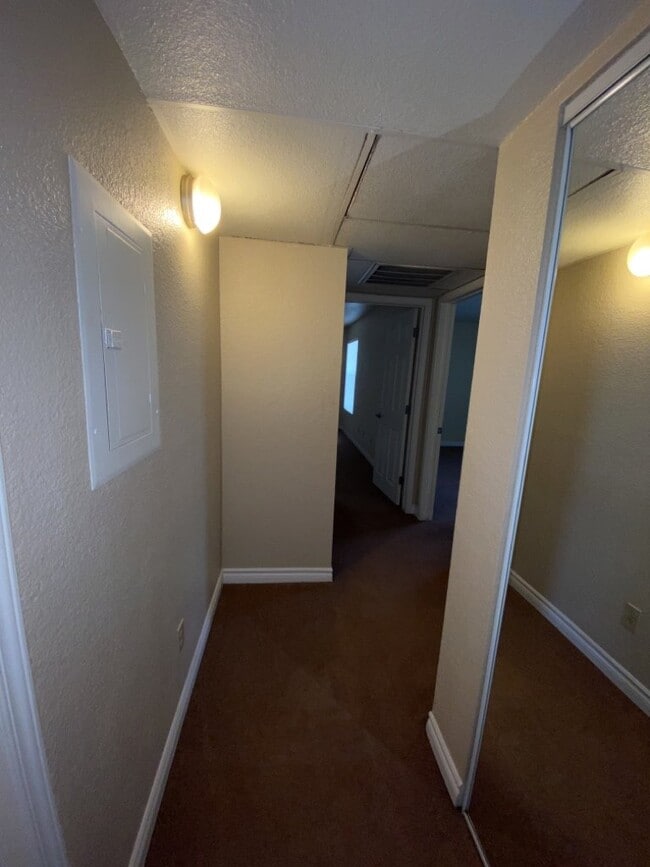 Building Photo - 3 Bedroom 2 bath condo located on second floor.