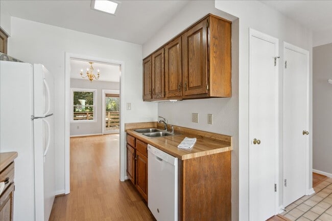 Building Photo - Bright 2 Bedroom Townhome in Williamsburg VA with Finished Lower Level & Private Balcony