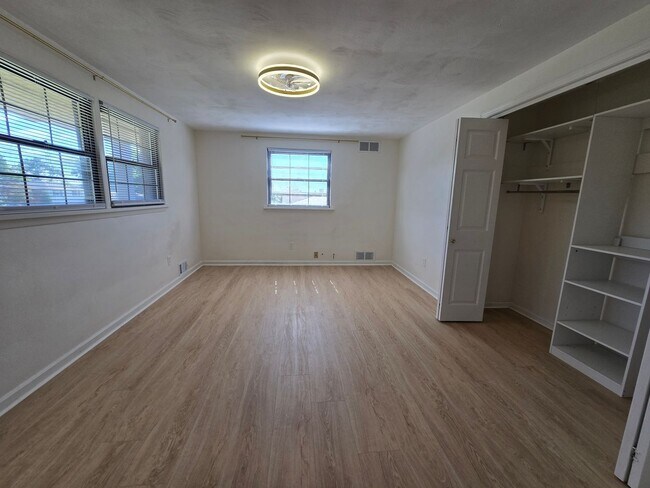 Building Photo - 454 Colonial Dr