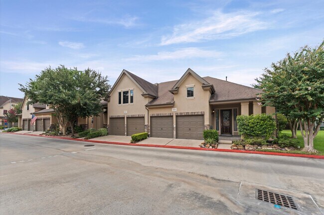 Building Photo - 2906 Royal Oaks Green