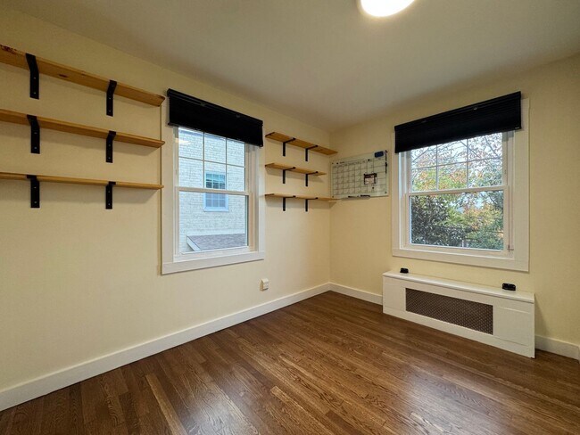 Building Photo - Stylish 3 Bed 1.5 Bath Duplex With A Fenced Patio In Warwick Village