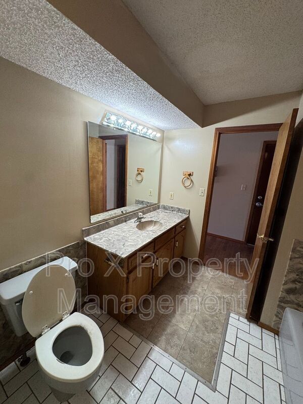 Building Photo - 510 E Elm St