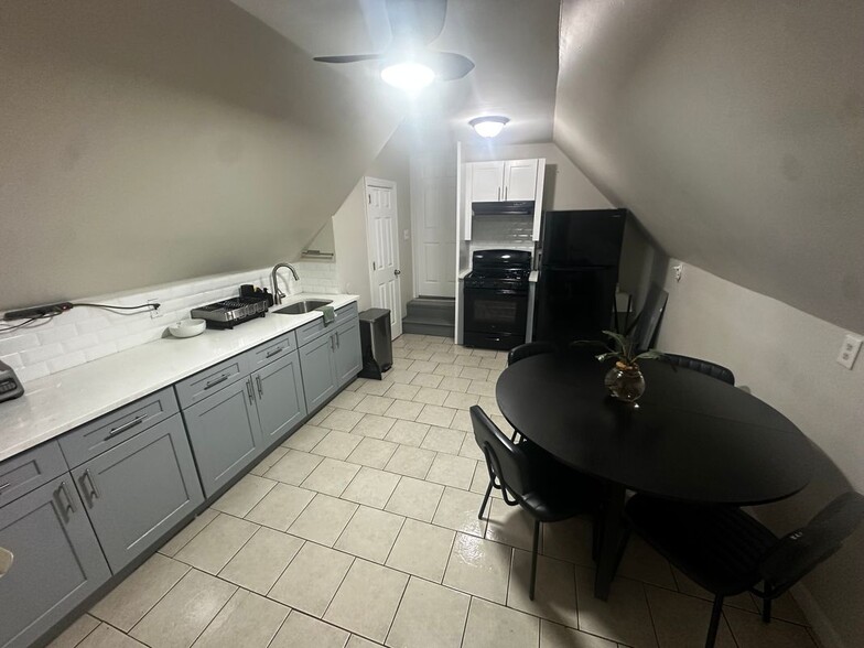 Building Photo - 211 Fairmount Ave