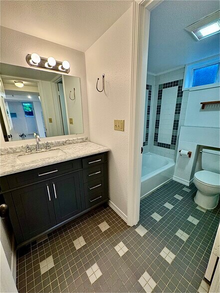 Building Photo - 3405 SW Barbur Blvd