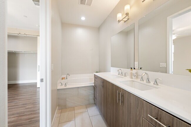 Building Photo - 4417 Paxton Pl