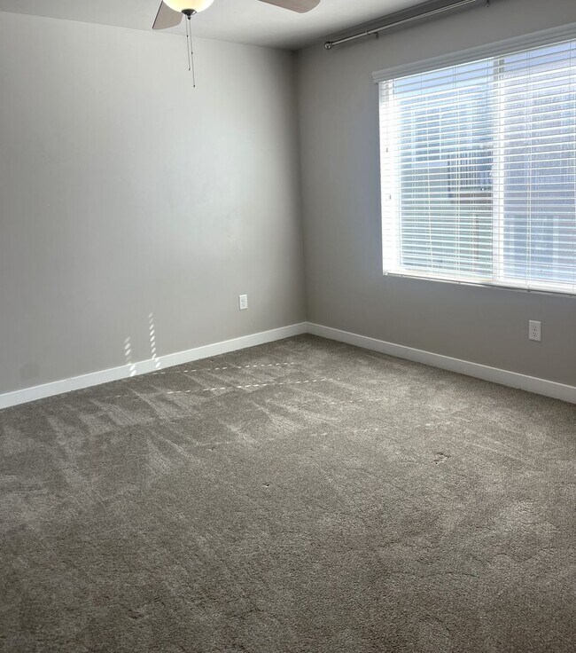 Building Photo - Beautiful 3 Bedroom Townhome in Bluffdale