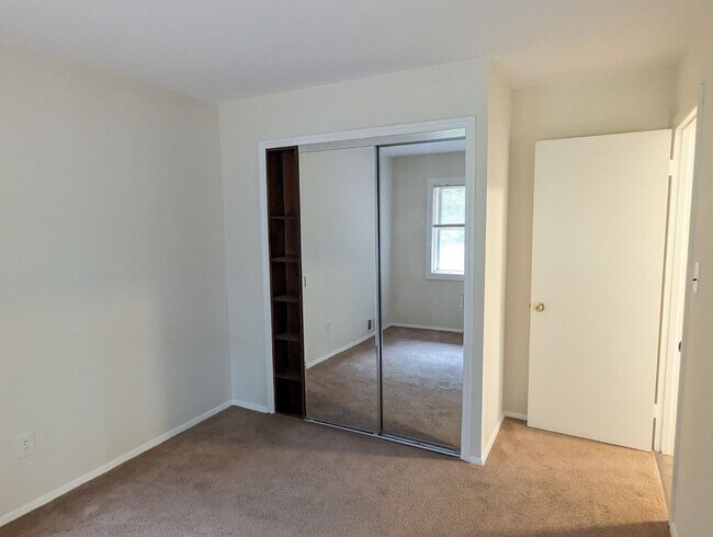 Building Photo - Split foyer SFH in established neighborhoo...