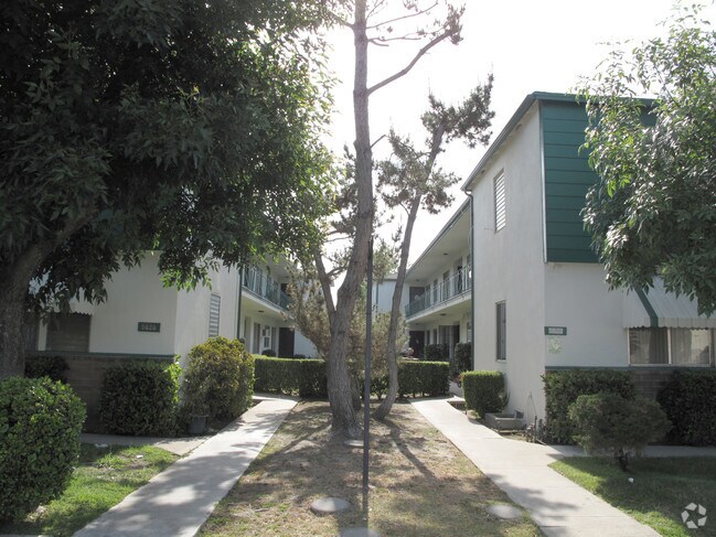 Building Photo - 5824-5828 Whitsett Ave