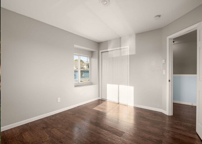 Building Photo - Spacious 2-Bedroom Duplex Near Tacoma Mall...