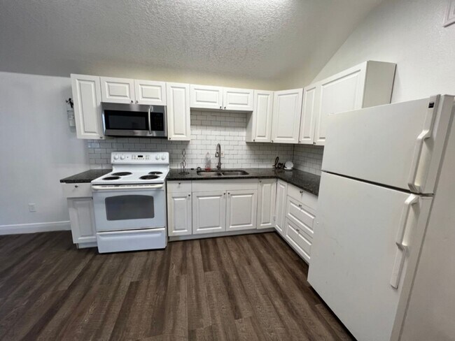 Building Photo - SRATm Triplex 1009 &amp; 1011 26th Ave W B...