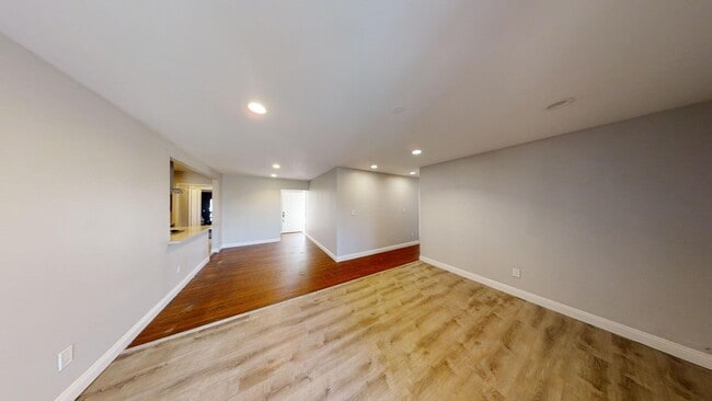Building Photo - 5325 E Falls View Dr
