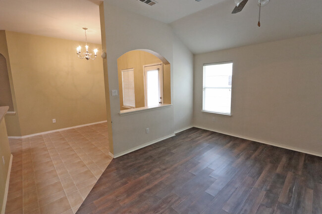 Building Photo - 1000 Warbler Ln