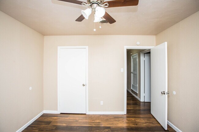 Building Photo - Comfy 2 bed 1 bath home!