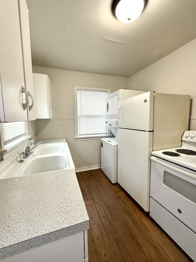 Building Photo - 33 8th Ave NW