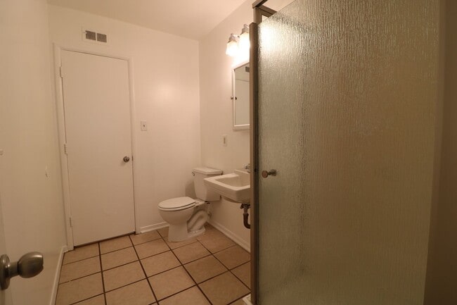Building Photo - 3 BEDROOM, 2 BATH:  Home for Lease in Nort...