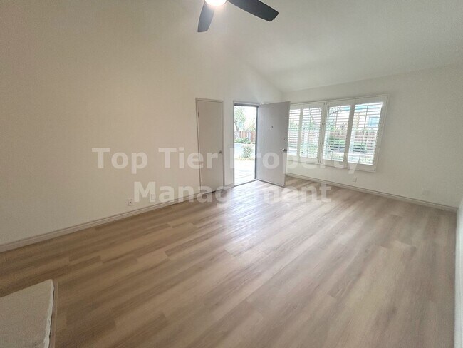 Building Photo - ***FULLY RENOVATED 2 bed / 2 bath / 1,120 sqft Home in 55+ Nob Hill Community - Available NOW***