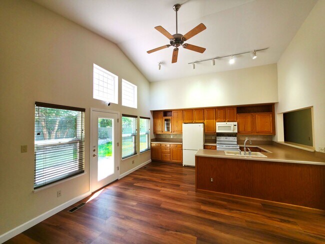 Building Photo - Beautifully Updated 3 Bedroom 2 Bath Updated Home in Lakeridge Springs with Included Yard Care