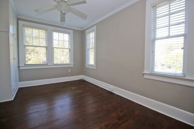 Building Photo - Pre-leasing for 2026-2027 Charming 3 Bed /...