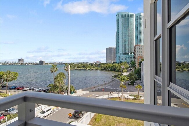 Building Photo - 2150 N Bayshore Dr