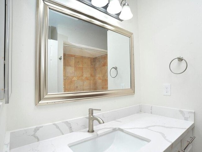 Building Photo - Beautifully Updated 3 Bedroom Townhome nea...