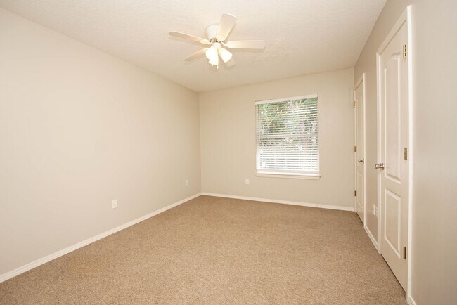Building Photo - Two bed townhome in Bluewater with a Commu...