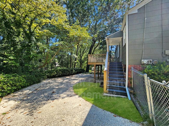 Building Photo - 121 Rockwood Dr