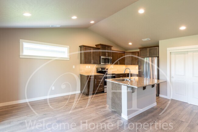 Building Photo - Brand NEW Home Overlooking the Golf Course