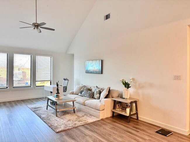 Building Photo - 13110 Blue Flora Dr