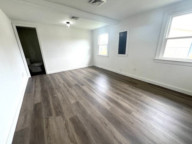 Building Photo - 4 Bedroom 2 Bathroom Home Located in Empor...