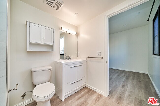 Building Photo - 951 S Wilton Pl