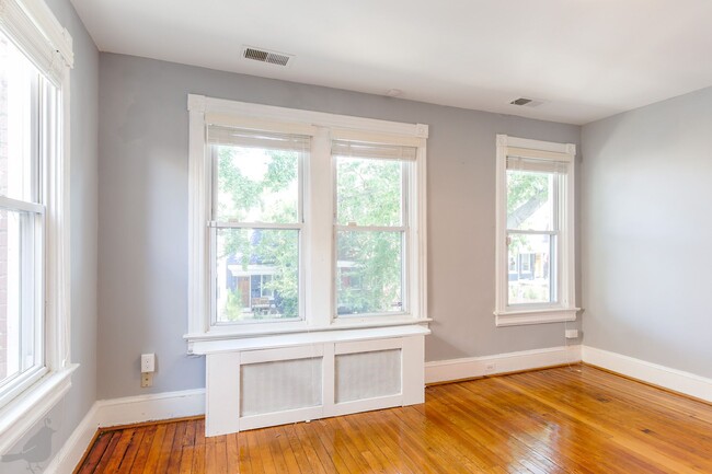 Building Photo - Classy Columbia Heights Row Home! 1/2 Off ...